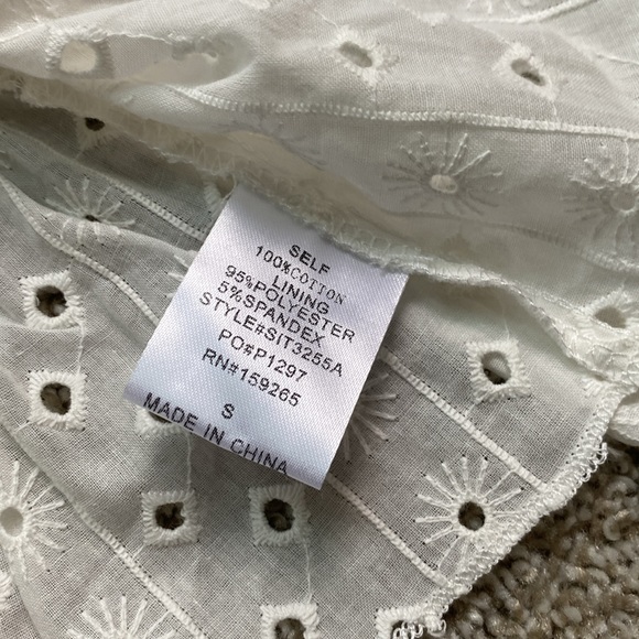 Saints & Hearts Deep V Eyelet Blouse - Picture 3 of 4